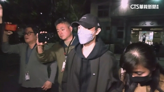 雙手合十鞠躬！　王子涉閃兵交保步出地檢：謝謝大家