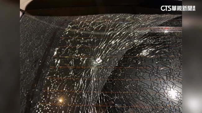 北市街頭隨機試槍？　「車疑遭射擊」擋風玻璃碎裂 | 華視新聞
