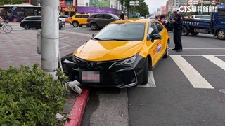 疑找路分心　計程車輾行人腳趾再撞路旁號誌