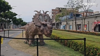 真實版「侏儸紀公園」　恐龍快閃高雄車站　互動超逼真