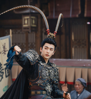 被戲稱「粉底液將軍」！張凌赫戴雉雞翎也挨批　造型指導說話了