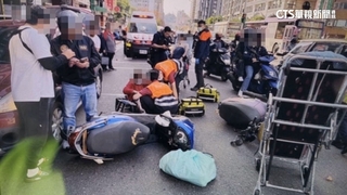 通勤時間3機車連環撞波及違停轎車　3騎士受傷送醫