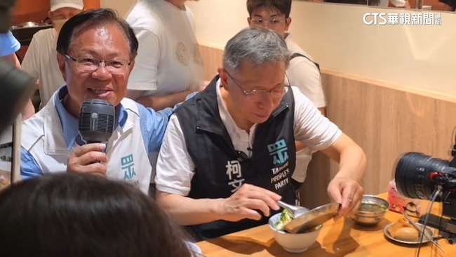 柯文哲南下嘉義大啖美食　「掃菜畫面」意外掀討論