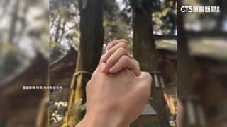 內田有紀.柏原崇官宣結婚　「婚戒照」緊握雙手放閃