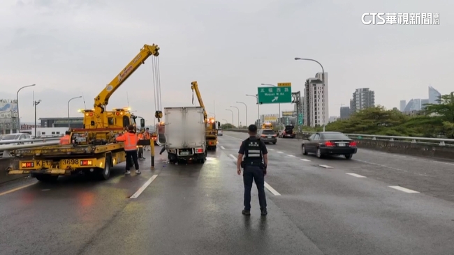 台中74快速道路清晨2車事故　貨車翻覆一度車流回堵 | 華視新聞