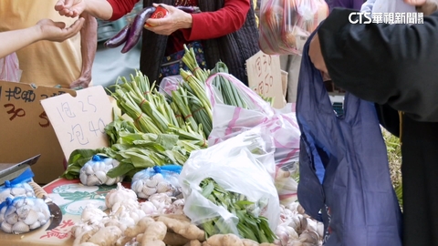 塑膠袋缺貨「漲聲響起」　攤商「減少分裝」.客人自備提袋