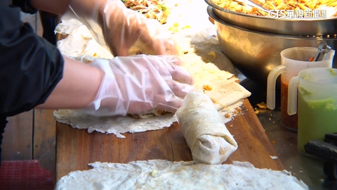 清明湧訂單！潤餅皮老店家族總動員　小五生也來