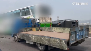 連假首日事故！　國3連撞翻車阻交通　國1聯結車衝邊坡
