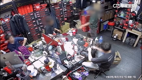 疑債務糾紛前員工闖店砍人　老闆英勇制止奪利器