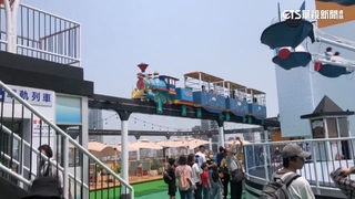 連假出遊人潮滿！　重溫空中樂園.搶拍擬真機械恐龍