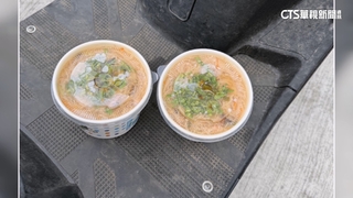 買麵線糊塑膠袋要錢　阿伯2碗放踏墊「雙腳夾回家」