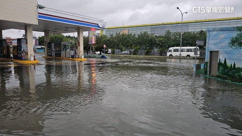 苗栗頭份永貞廟周遭道路　雨水宣洩不及成汪洋