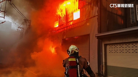 新竹鐵皮屋清晨大火　烈火狂燒濃煙竄天