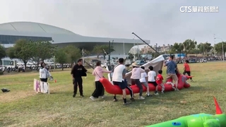 「恐龍酷樂園」不敵強陣風！　攤販遭吹翻　遊客.幼童受波及