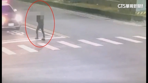 沒喝酒也能脫序！印尼男犯鄉愁猛踹警車　遭警送辦