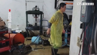 強降雨襲苗栗！泥水灌入汽修廠　業者生財工具全泡湯
