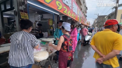 清明應景春捲買氣旺！　業者30爐全開　民眾冒雨搶買