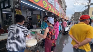 清明應景春捲買氣旺！　業者30爐全開　民眾冒雨搶買