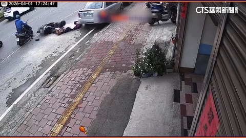 未走人行道...八旬嬤逆向推車　騎士閃不及迎面撞