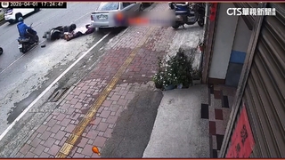 未走人行道...八旬嬤逆向推車　騎士閃不及迎面撞