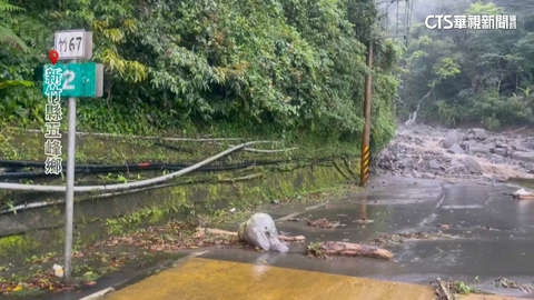 五峰鄉「竹67線」落石崩塌　雙向人車無法通行