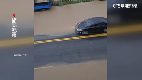 雨彈炸苗栗！泥流猛灌通霄住家　車道200公尺變河流