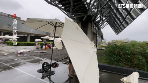 強風襲！　市集遮陽傘吹掀物品飛3樓高　主辦方致歉退費