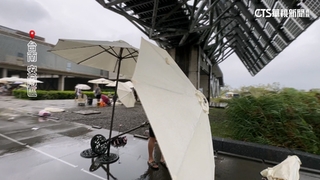 強風襲！　市集遮陽傘吹掀物品飛3樓高　主辦方致歉退費