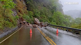 苗栗獅潭山壁坍方！　1車3人受困.消防挺進救出