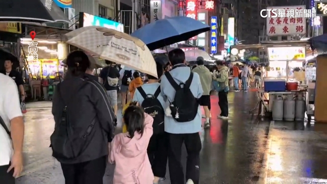 高雄大雨特報！　六合夜市仍湧現逛街人潮