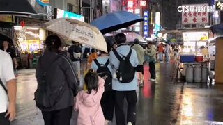 高雄大雨特報！　六合夜市仍湧現逛街人潮
