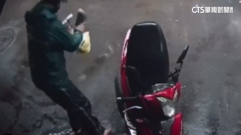 扯！　大雨不想外送「鞋內雨水倒進餐點」　平台：調查中