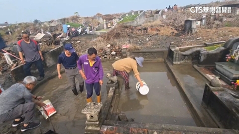 大雨開炸祖先泡水...　屏東公墓慘淹民眾掃墓忙舀水