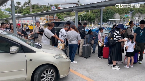 富岡漁港「車規停」臨時鋼棚掀民怨　交通處：開罰