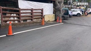 南投伊達邵停車爆滿　業者疑「三角錐占道」私攬客