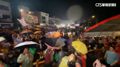 嘉義大林聖賢宮百年夜巡 拋「整片烏魚子」千人瘋搶