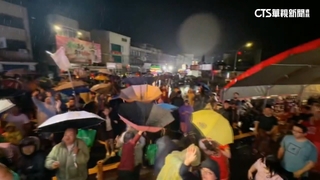 嘉義大林聖賢宮百年夜巡　拋「整片烏魚子」千人瘋搶