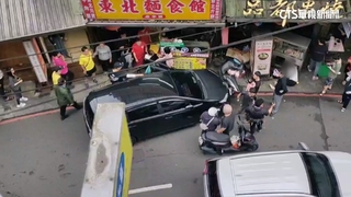 又是毒駕！基隆廟口追撞騎士　再推撞2路人波及2攤販