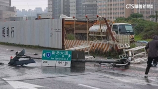 疑路滑失控！　曳引車「撞分隔島再衝工地」1死1傷