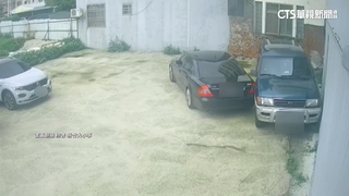 違停私人土地遭擋！　廂型車駕駛「猛撞前車」加速離場