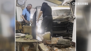 客廳滑手機「一輛車撞進來」！　屋主夫妻來不及閃受傷