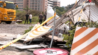 疑路滑失控！　曳引車「撞分隔島再衝工地」致1死1傷
