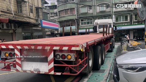 涉酒駕曳引車遭警扣車 「擋路旁停車格」車主苦等