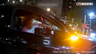 駕駛無視提醒動線　保全拍照留存「遭作勢衝撞」
