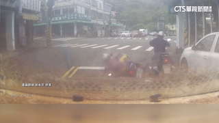 用腳剎車！8旬婦疑無照上路　追撞騎士再撞民宅