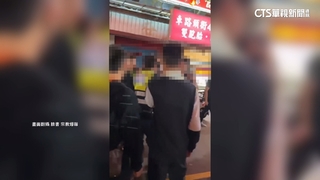 遶境大亂鬥！　疑便當訂不夠「餓肚」　陣頭追打主家