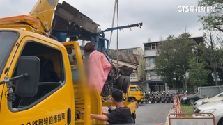 砂石車逆向撞3車「小貨車遭夾擊」　1駕駛受困不治