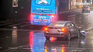 運將停等紅燈突暴衝　「誤踩油門」連撞5機車4傷