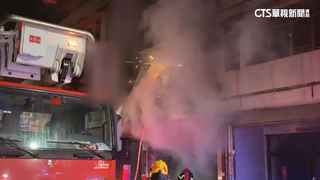 燕巢透天厝惡火竄黑煙　79歲獨居婦困2F獲救