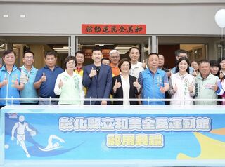 尷尬！王惠美當面遞件爭取運動中心　李洋拒收：預算沒有通過